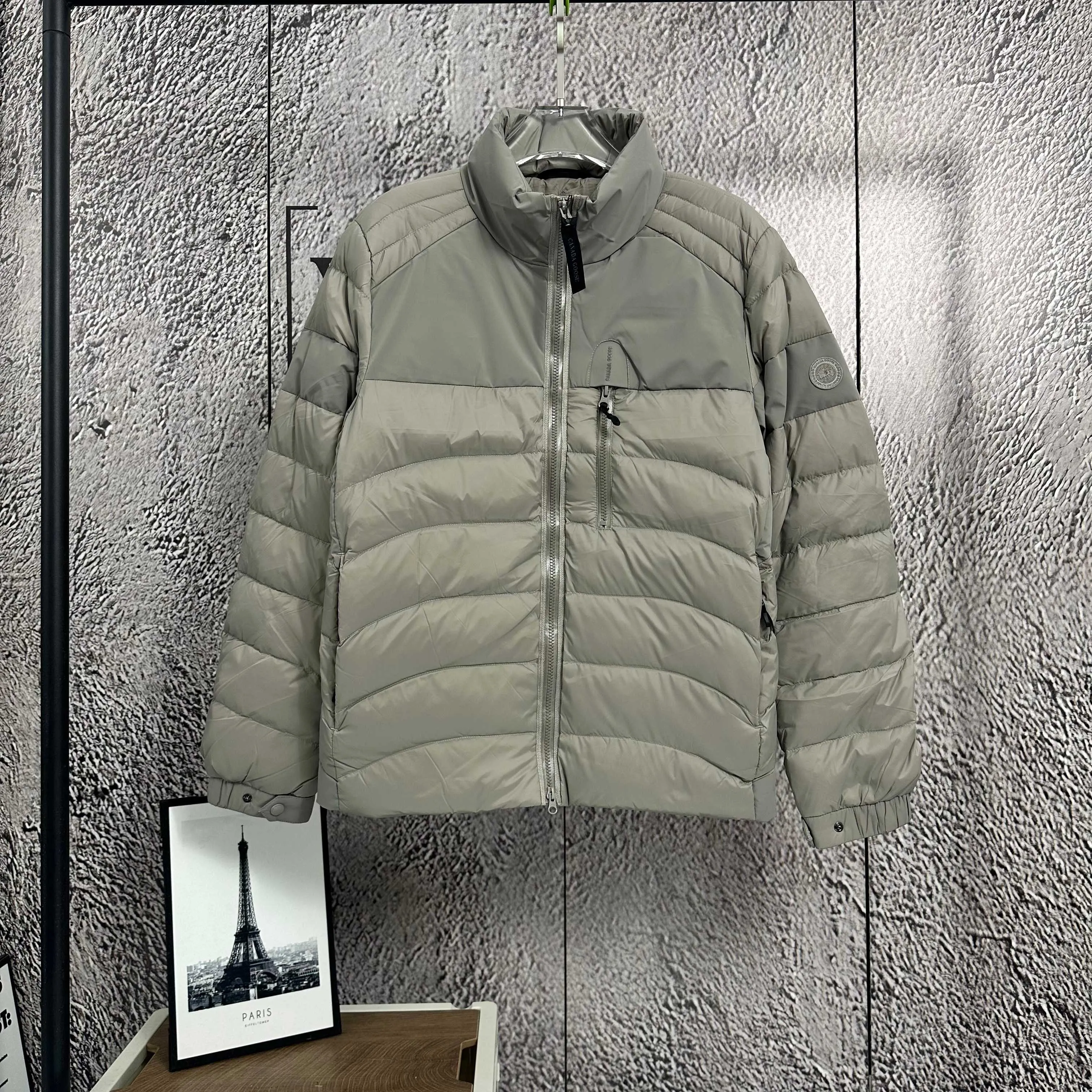 P960 𝙉𝙚𝙬⚜️ CANADA*GOOSE Canada Goose 25-year winter light down jacket, 90 white duck down filling, windproof and wear-resistant, splicing design upper body effect does not appear bloated Color: Apricot Black Size: 48-56